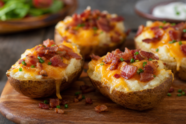 Cartofi umpluți la cuptor: rețetă cu brânză și bacon