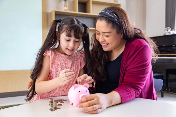 Greșelile financiare pe care părinții le transmit fără să vrea copiilor