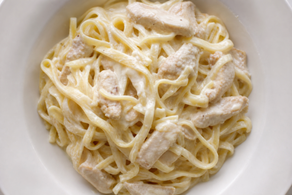 Paste cu pui și sos alb: rețetă cremoasă