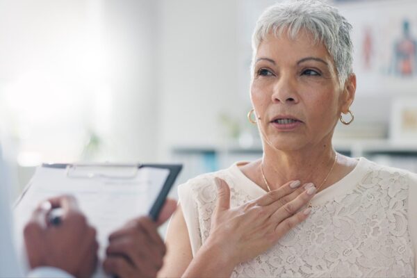 Terapia hormonală la menopauză: când poate fi recomandată și ce trebuie discutat cu medicul