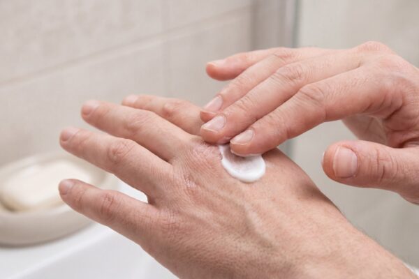 Ten sensibilizat de prea mulți acizi? Cum simplifici rutina pentru a susține bariera pielii