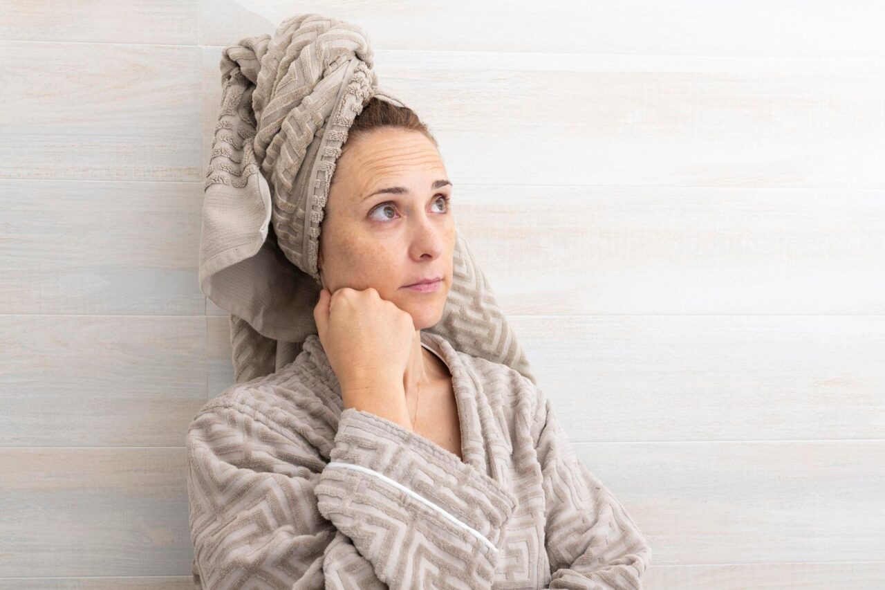Uscăciunea pielii după menopauză: ce se schimbă și cum îți adaptezi rutina