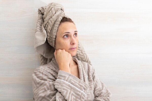 Uscăciunea pielii după menopauză: ce se schimbă și cum îți adaptezi rutina