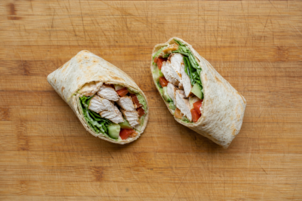 Wrap cu pui și legume: rețetă simplă pentru prânz