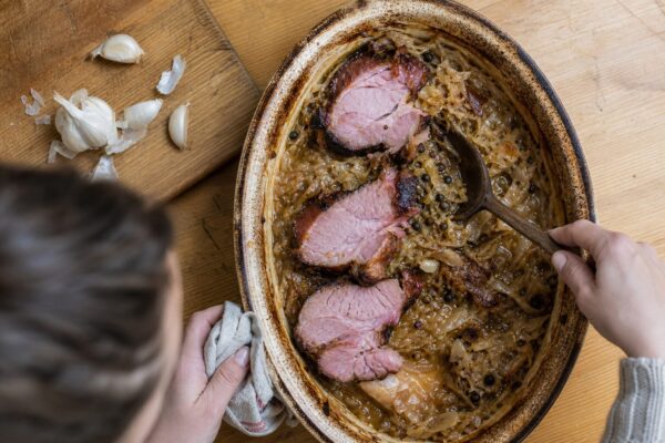 Varză călită cu afumătură la cuptor: ingrediente și mod de preparare