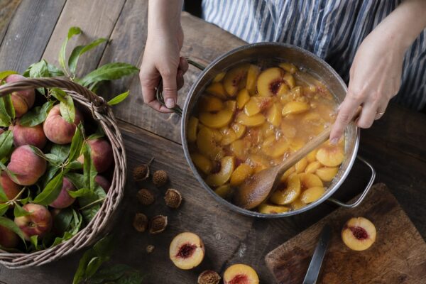 Compot de piersici pentru iarnă: cum alegi fructele și pregătești borcanele