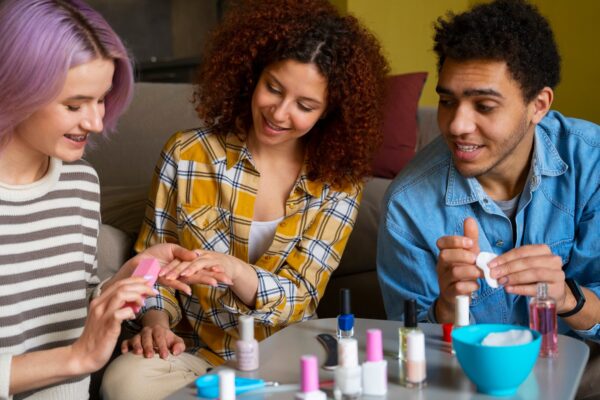 Stamping pe unghii: cum faci modele complicate cu o ștampilă și 5 minute