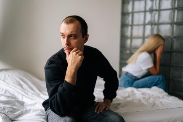 Partenerul preferă mereu ieșirile cu prietenii: cum discutați despre timpul în doi