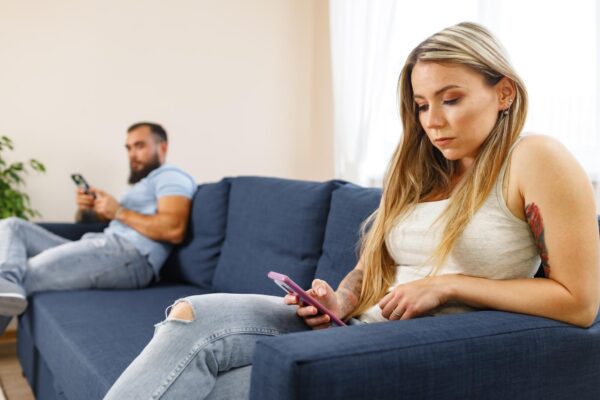 Ai citit telefonul partenerului fără acord: cum discuți atât despre mesaj, cât și despre încălcarea intimității