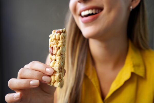 Batoanele proteice: cât de mult diferă de o ciocolată obișnuită