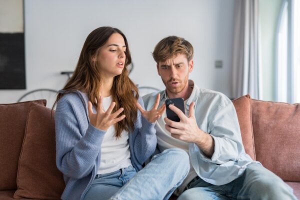 Cum recunoști când gelozia se transformă în control și ce opțiuni ai