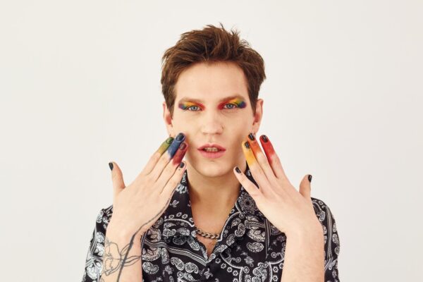 Cat eye magnetic: cum obții efectul de catifea pe unghii scurte